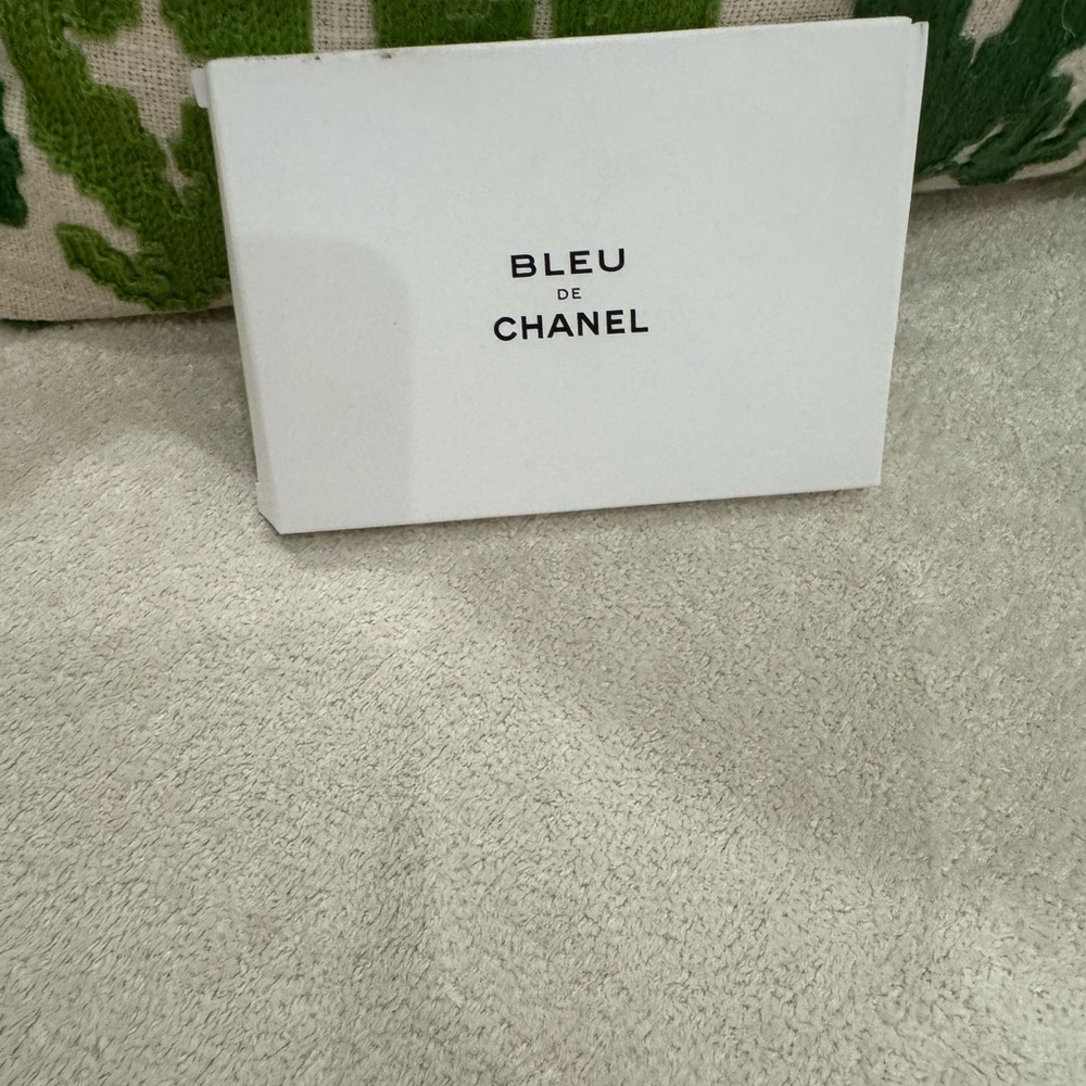 CHANEL Black and Gold Card Holder - Picture 4 of 5